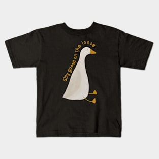 Silly goose on the loose Kids T-Shirt